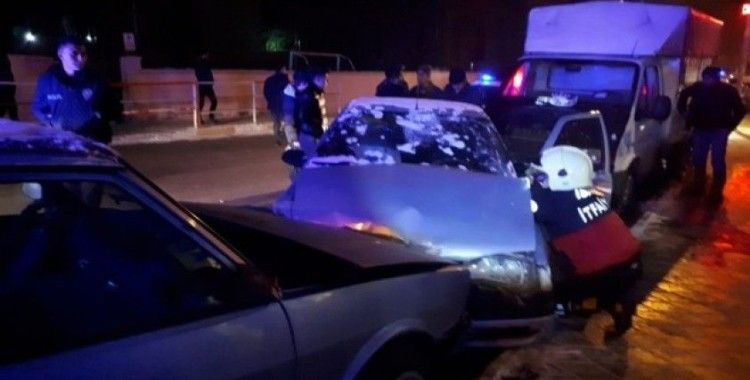 Kontrolden çıkan otomobil park halindeki otomobile çarptı: 4 yaralı
