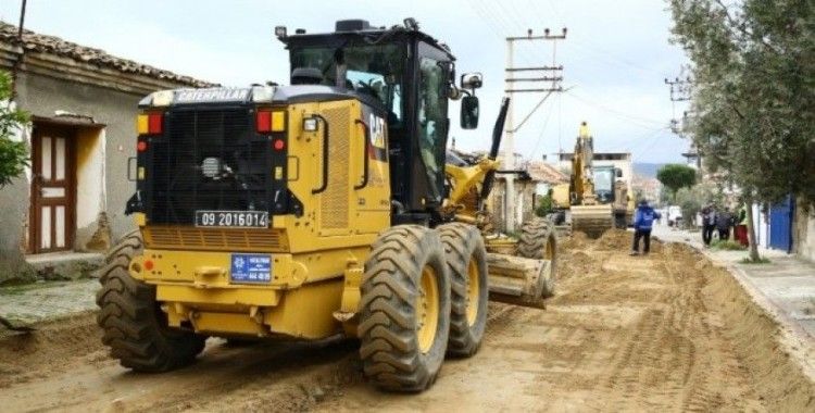 Büyükşehir Çine’de sıcak asfalt çalışmalarına devam ediyor