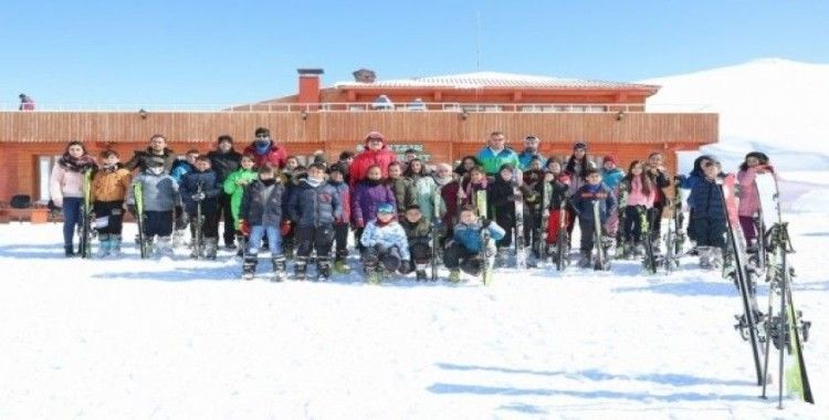 Vali Akbıyık’tan kayak eğitimi gören öğrencilere ziyaret