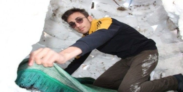 Liseli Umutcan kardan ev yapıp, içerisine elektrik hattı çekti