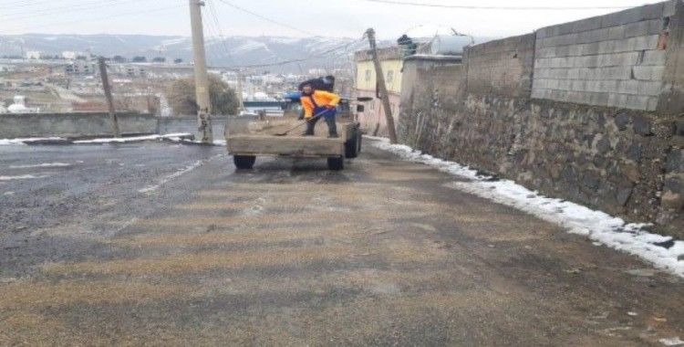 Cizre Belediyesi buzlanmaya karşı tuzlama çalışması başlattı