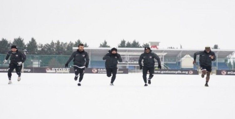 Gaziantep FK, Rize maçı hazırlıklarına karlı havada da devam etti