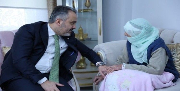 Bursa Büyükşehir Belediye Başkanı Alinur Aktaş, asırlık çınarın hayır duasını aldı