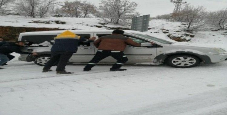 Karayolunda araçlar kar ve buzlanma nedeniyle mahsur kaldı