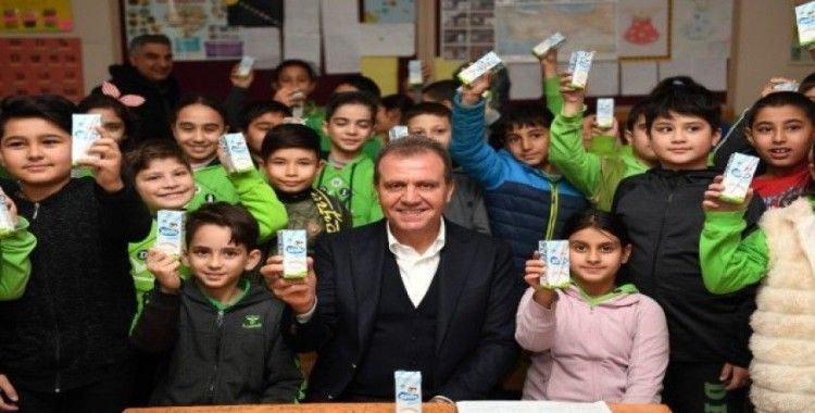 Başkan Seçer, mezun olduğu ilkokulda çocuklara süt dağıttı