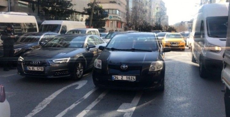 İstanbul’un göbeğinde bıçaklı trafik kavgası: 1 yaralı