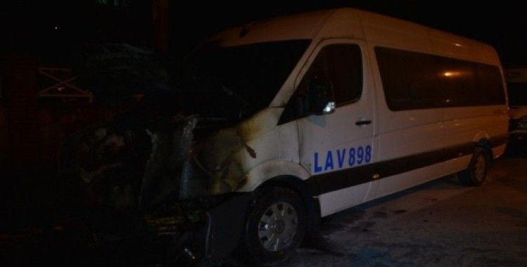 Esenler’de park halindeki bir minibüs alev alev yanarak kül oldu