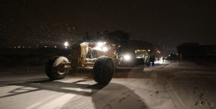 Karaköprü’de karla mücadele sürüyor