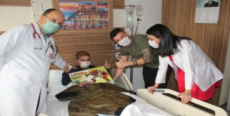 Gurbetçi futbolcudan hastanede yatan çocuklara anlamlı ziyaret