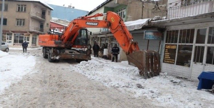 Ağrı Belediyesi karla mücadele çalışmalarına devam ediyor