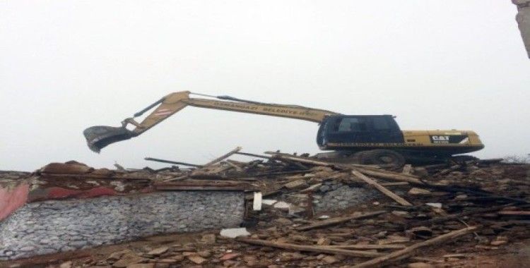Bursa’da tehlike saçan bina yıkıldı