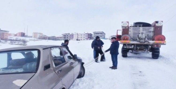 Başkan Ergü karda mahsur kalan aracı kurtardı