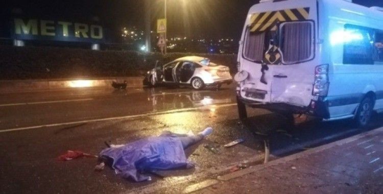 İzmir'de minibüse çarparak takla atan otomobil sürücüsü öldü