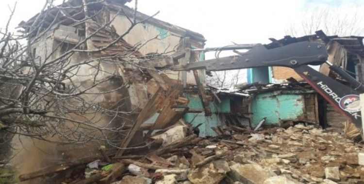 Körfez’de Metruk ve hasarlı binalar yıkılıyor