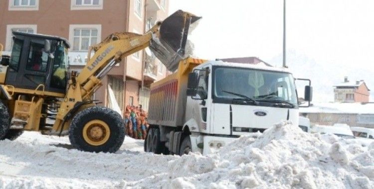 Kent merkezindeki tonlarca kar kent dışına çıkartıldı