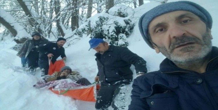 Rize’de hasta adam kar geçit vermeyince ambulansa güçlükle taşındı