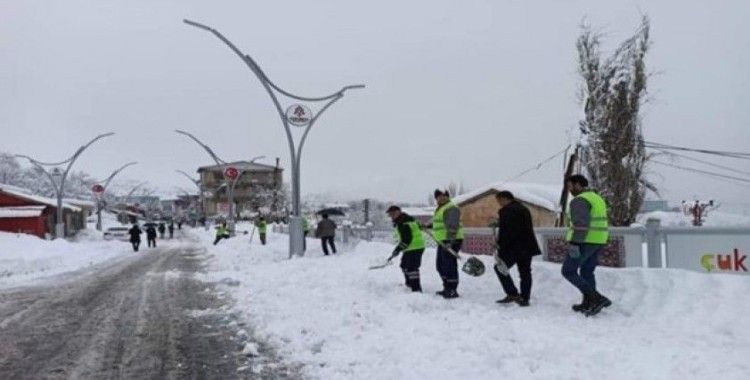 Çukurca Belediyesinden kar temizleme çalışması