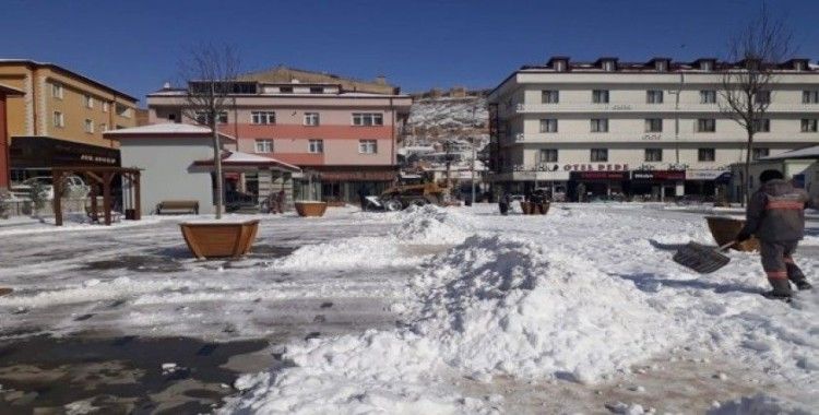Bayburt'ta kar yığınları şehir dışına taşınıyor