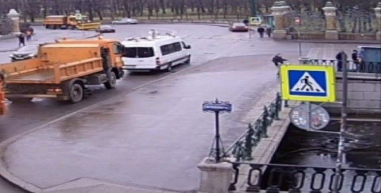 Rusya'da nehre düşen genci polis kurtardı