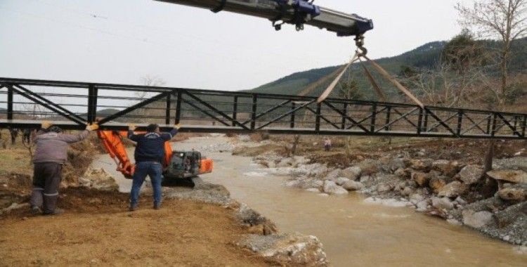 Evlerine giden tek yol olan köprü yıkıldı, Başkan Yılmaz yenisini yaptı