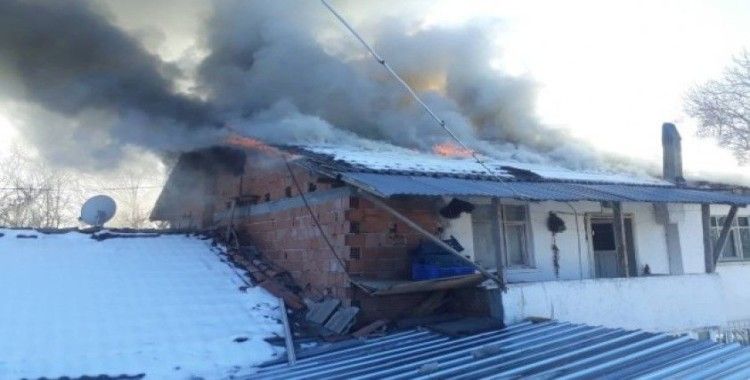 Kastamonu’da iki katlı ev yangında kullanılamaz hale geldi