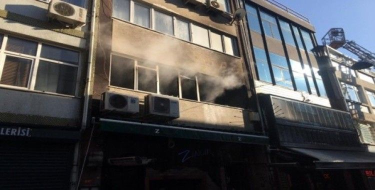 Kadıköy'de 3 katlı binada yangın