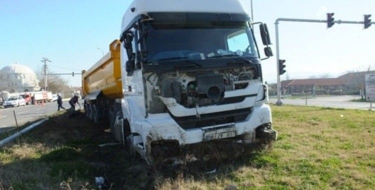 Hafriyat kamyonu kamyonete çarptı: 2 yaralı
