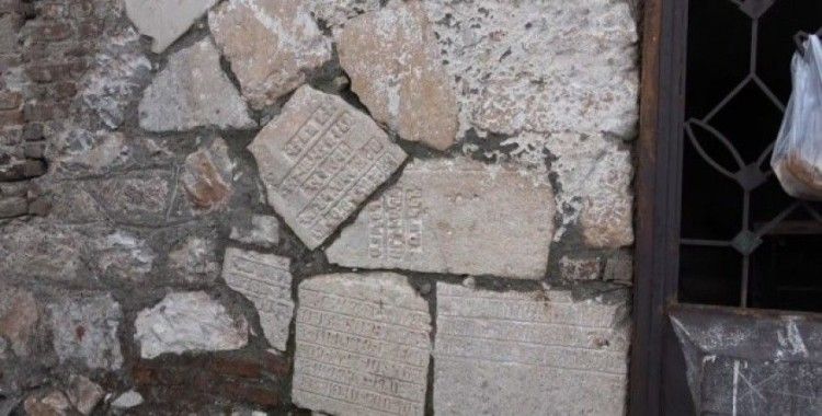 Örülen duvarlarda kullanılan tarihi eserler kurtarılmayı bekliyor