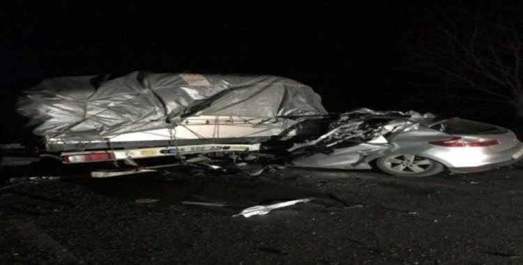 Çanakkale’de tıra çarpan otomobil sürücüsü hayatını kaybetti