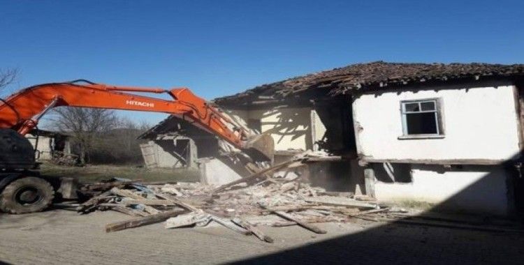 Körfez’de orta hasarlı 5 bina yıkıldı
