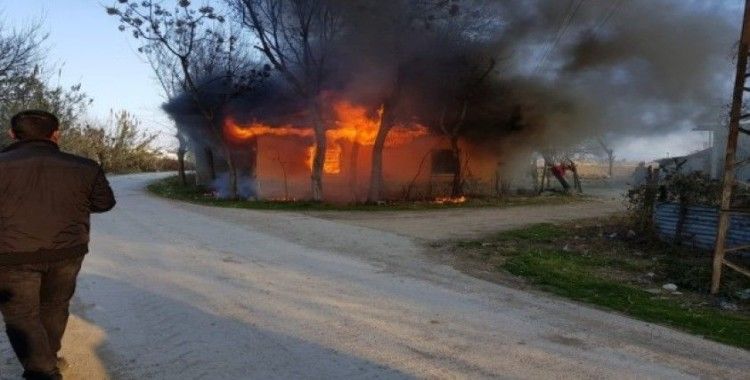 Elektrik kontağından çıkan yangın evi kül etti
