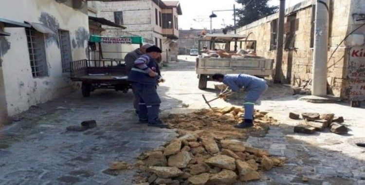 Tarsus’ta bozulan yolların onarımı sürüyor