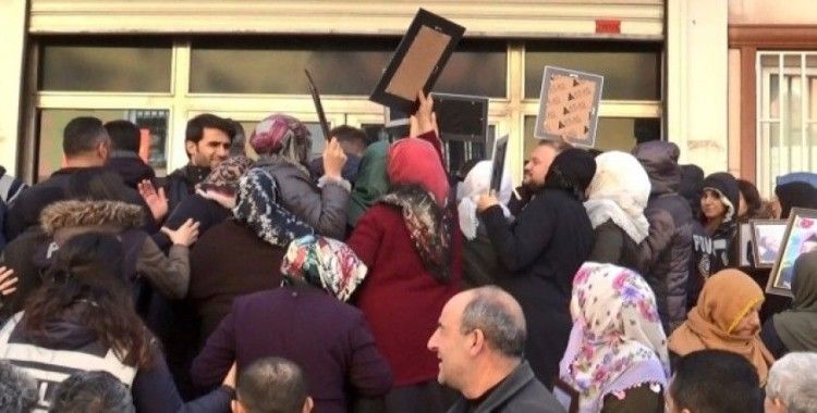 Evlat nöbetindeki aileler, HDP binası önünde 'kahrolsun PKK ve HDP' sloganı atıp, binanın camlarını kırdı