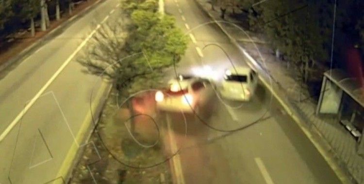 Bulvar yolunda yarış yapan trafik magandalarının kaza anı kamerada