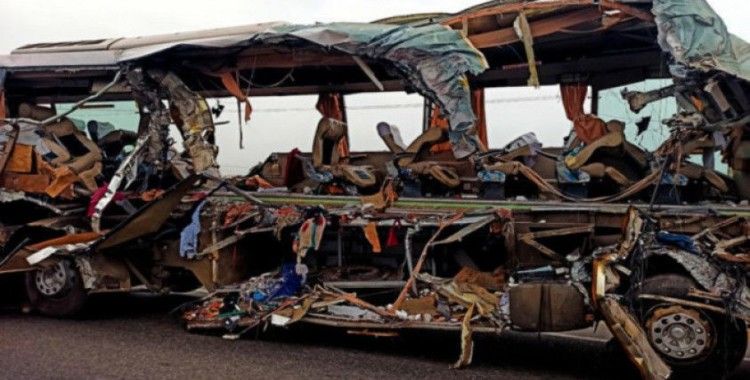 Hindistan'da tır yolcu otobüsüne çarptı: 20 ölü