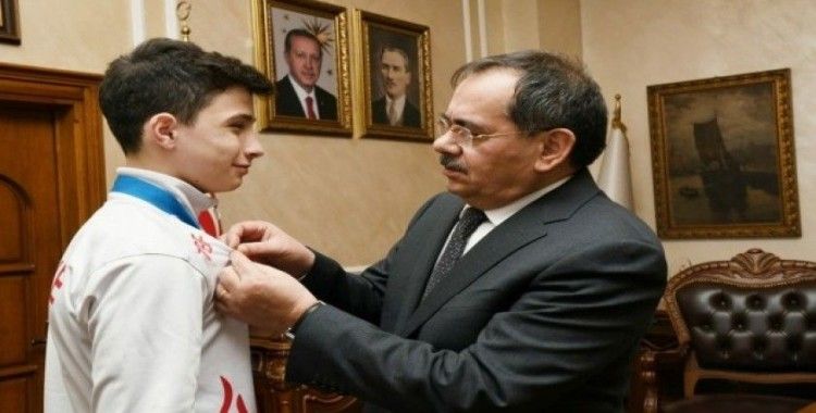 Başkan Demir’den başarılı sporculara ödül
