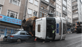 Gaziosmanpaşa'da devrilen İBB'nin asfalt kamyonu kaldırıldı