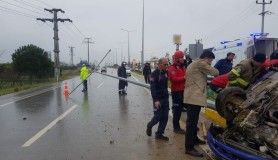 Edremit'te sürücü elektrik direğini yerinden söktü