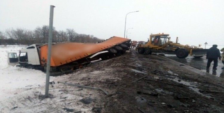 Rusya'da tır altına aldığı otomobille şarampole uçtu: 2 ölü