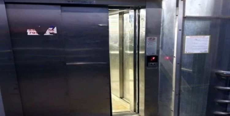 Tren yolu üst geçidindeki asansörü tekmeleyerek bozdular