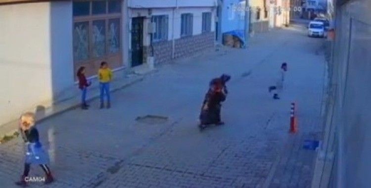 Bursa’da sokak ortasında 5 yaşındaki oğlunu evire çevire dövdü
