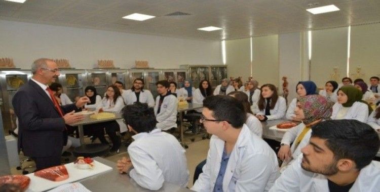 Rektör Karakaya, Tıp Fakültesi öğrencileri ile bir araya geldi