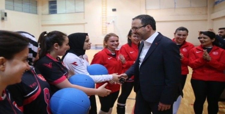 Bakan Kasapoğlu'ndan olimpiyat yolcusu sporculara sürpriz ziyaret