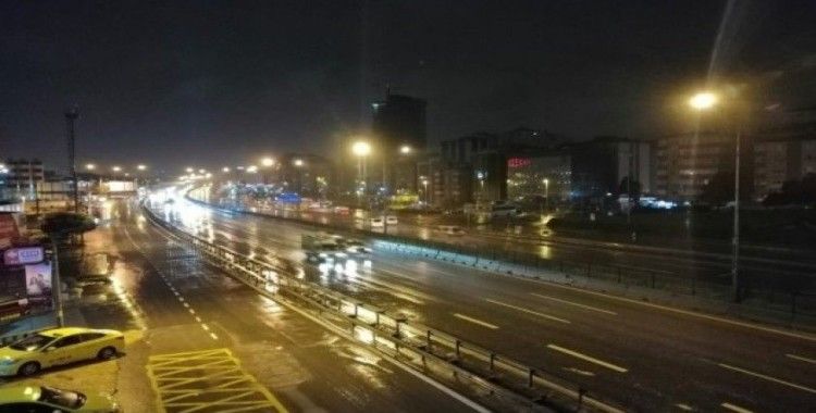 İstanbul’da karla karışık yağmur gece boyunca etkili oldu