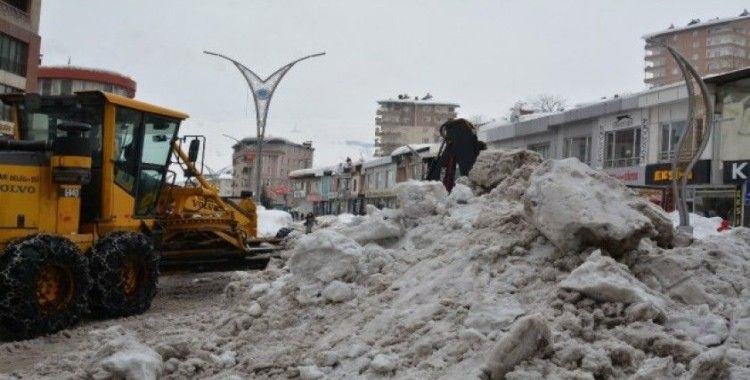 Hakkari’deki kar yığınları kent dışına çıkartılıyor