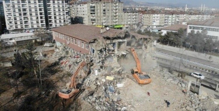Elazığ’da depremde hasar gören 50 yıllık okullar yıkılıyor