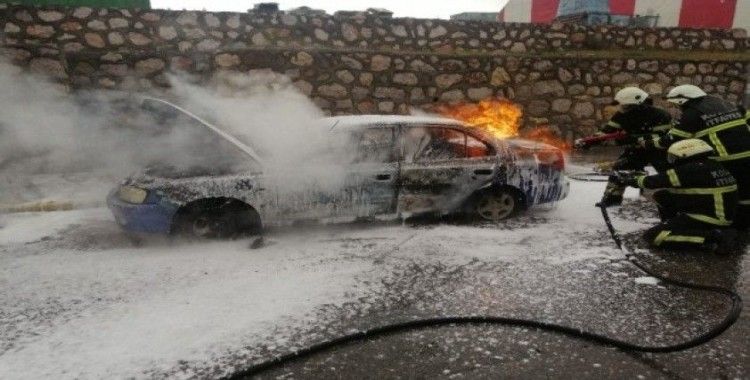 Alev alev yanan LPG'li otomobil küle döndü
