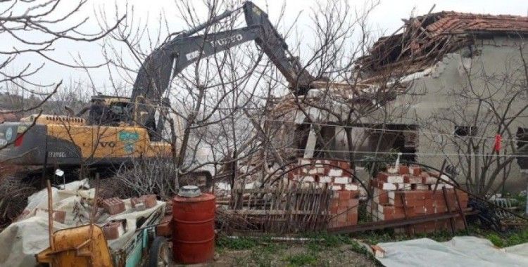 Manisa’da ağır hasarlı evlerin yıkımı devam ediyor