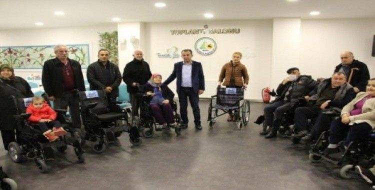 Bolu Belediyesi, ihtiyaç sahibi 10 engelli bireye akülü ve tekerlekli sandalye verdi