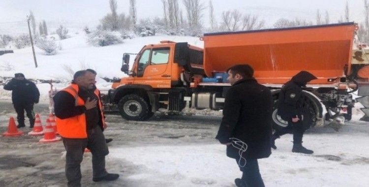 Hizan’da karla mücadele çalışmaları aralıksız sürüyor